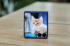 三星GalaxyZFlip7的像头由5000万像素广角摄像头和 